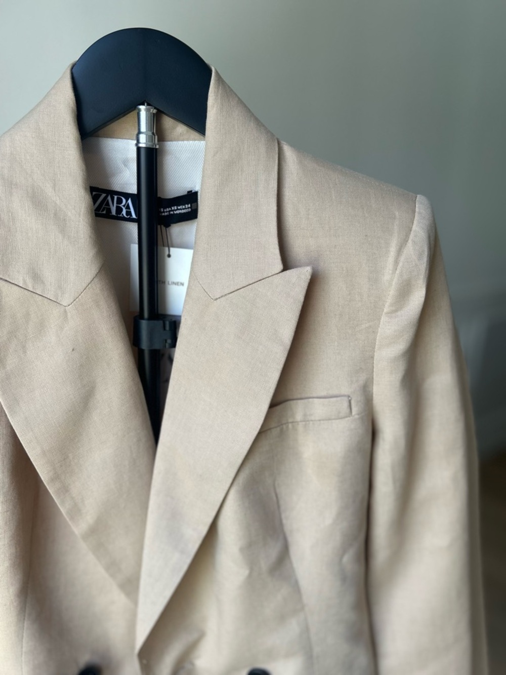ZARA Neutral LINEN Cream
Double-Breasted Blazer - Picture 2 of 6